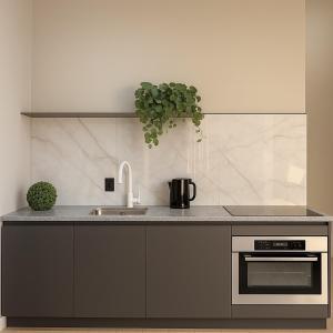 eine Küche mit Spüle und Arbeitsplatte in der Unterkunft Cozy KING Escape Central Free Parking in Pittsburgh