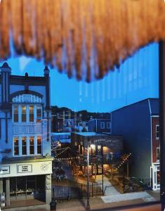 einen Blick auf die Stadt in der Nacht von einem Fenster aus in der Unterkunft Cozy KING Escape Central Free Parking in Pittsburgh