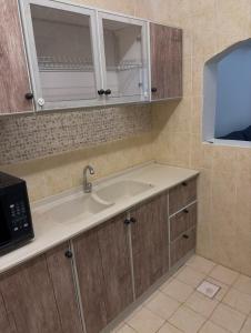 Nhà bếp/bếp nhỏ tại شقة غرفتين وصالة بدخول ذكي - حي المروة