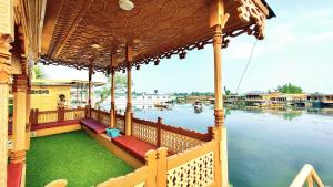 Tầm nhìn suối chảy gần thuyền