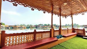 Tầm nhìn suối chảy gần thuyền