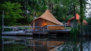 a tent sitting on a dock in the water at POLE POLE - Ijsbeer in Lichtaart +25 photos