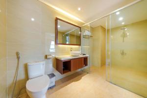 ein Badezimmer mit Toilette, Waschbecken und Dusche in der Unterkunft D26 Nha Trang Hotel in Nha Trang + 35 Fotos