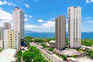 eine Luftaufnahme einer Stadt mit hohen Gebäuden in der Unterkunft D26 Nha Trang Hotel in Nha Trang