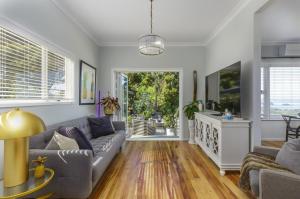 Et tv og/eller underholdning på Palm Springs by Waiheke Pure