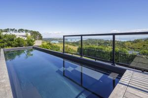 Swimmingpoolen hos eller tæt på Palm Springs by Waiheke Pure