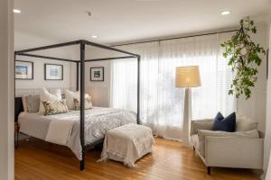 En eller flere senge i et værelse på Palm Springs by Waiheke Pure + 68 billeder