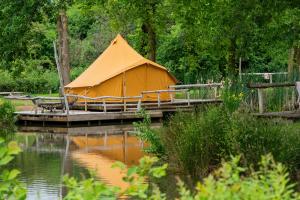 a tent sitting on a dock next to a lake at POLE POLE - Ijsbeer in Lichtaart