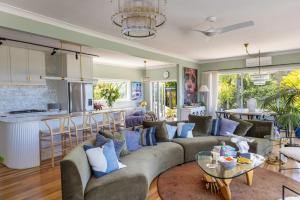 Et opholdsområde på Palm Springs by Waiheke Pure