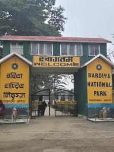 Et logo, certifikat, skilt eller en pris der bliver vist frem på Bardia Riverside View Park Resort - FR and EN speaking