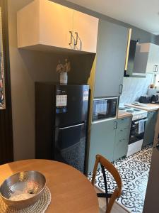 Η κουζίνα ή μικρή κουζίνα στο Monee apartment