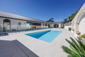 Swimmingpoolen hos eller tæt på Querida Villa