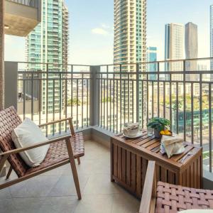En balkon eller terrasse på Modern 1BR theme and Burj Khalifa View Downtown + 43 billeder
