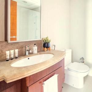 Et badeværelse på Modern 1BR theme and Burj Khalifa View Downtown