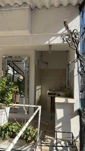 een uitzicht op een huis met een balkon bij Amanecer Costero in Santa Marta