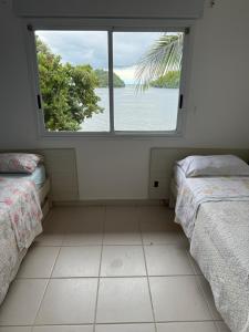 En eller flere senge i et værelse på Angra pé na areia