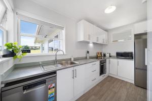 Kuchyň nebo kuchyňský kout v ubytování Peaceful 3-Bed Escape with Scenic Deck