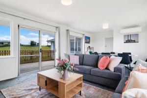 Posezení v ubytování Peaceful 3-Bed Escape with Scenic Deck + 11 fotografií