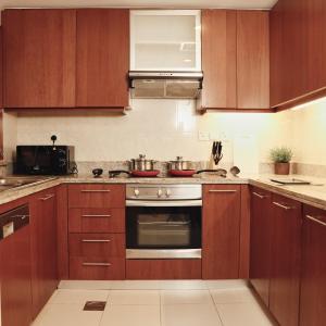 Køkken eller tekøkken på Modern 1BR theme and Burj Khalifa View Downtown