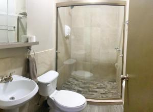 un bagno con doccia, WC e lavandino di Departamentos Raices - Jardines del Lago a Mexicali Altre 31 foto