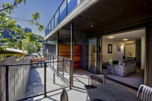 En balkon eller terrasse på Charming-on-fryer-central-apt-and-walk-to-town + 2 billeder