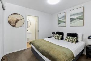 En eller flere senge i et værelse på Charming-on-fryer-central-apt-and-walk-to-town