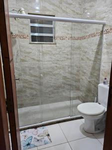 een badkamer met een glazen douche met toilet bij Refúgio à Beira Mar Na Praia da Tartaruga in Rio das Ostras +10 foto's