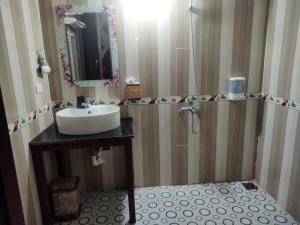 a bathroom with a sink and a shower at ha giang loop & tour in Bản Kin