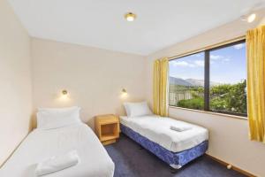 En eller flere senge i et værelse på Golden Heights - family friendly with spa pool