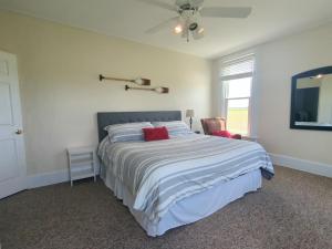 En eller flere senge i et værelse på Country Charm on the Sandusky Live Music Nearby + 29 billeder