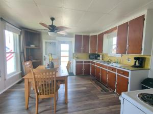 Køkken eller tekøkken på Country Charm on the Sandusky Live Music Nearby