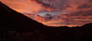 einen Sonnenuntergang in den Bergen mit dem Himmel in der Unterkunft CasaKuyana in Loja + 2 Fotos