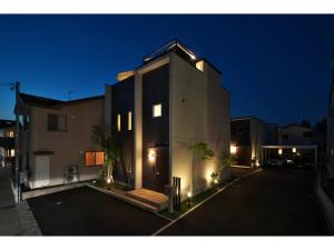 een groot gebouw met verlichting op een parkeerplaats 's nachts bij Ippuku - Vacation STAY 17436 in Kanazawa