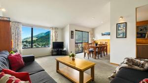 TV a/nebo společenská místnost v ubytování Magic on Malaghan with Lake Views