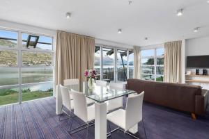 Χώρος καθιστικού στο Marina Views - Apt 207 opposite the lake front