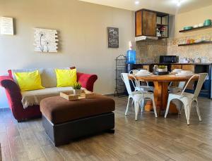 a living room with a couch and a table at Departamentos Raices - Jardines del Lago in Mexicali