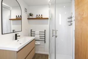 une salle de bain avec lavabo et douche dans l'établissement Panoramic Farmhouse theme with shared spa pool, à Queenstown 16 autres photos