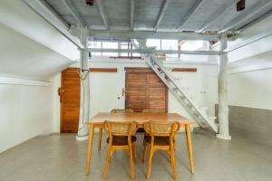 een houten tafel en 2 stoelen in een kamer bij Villa Tropical A in Uluwatu +8 foto's