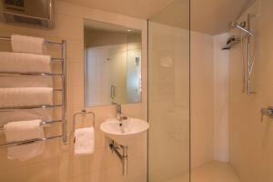 Et badeværelse på Shotover Penthouse Spa + 16 billeder