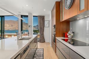 Nhà bếp/bếp nhỏ tại Chic Central Penthouse 3BM with Spa