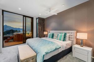 Giường trong phòng chung tại Chic Central Penthouse 3BM with Spa