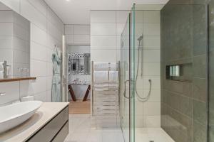 Phòng tắm tại Chic Central Penthouse 3BM with Spa +30 ảnh