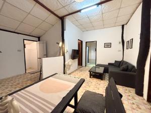 ein Wohnzimmer mit Sofa und Tisch in der Unterkunft Easy hideout in Pai