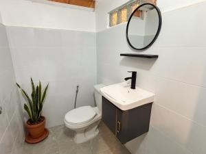 ein Badezimmer mit Toilette, Waschbecken und Spiegel in der Unterkunft Easy hideout in Pai + 10 Fotos