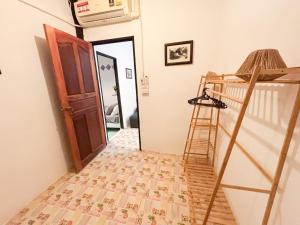 eine Treppe, die zu einem Zimmer mit einer Tür führt in der Unterkunft Easy hideout in Pai