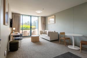 Posezení v ubytování Apartment 411 By the Sea, 1 Kingsway Cronulla