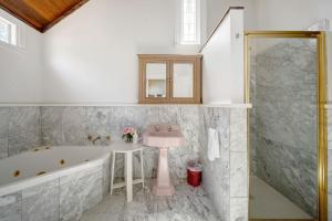 Phòng tắm tại The Globe Cottage