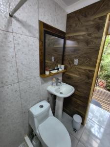 Ένα μπάνιο στο Espacio Bosque La Quemada