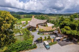 een luchtzicht op een huis met een auto aan de voorkant bij Plenary Khao Kho in Ban Nong Chaeng