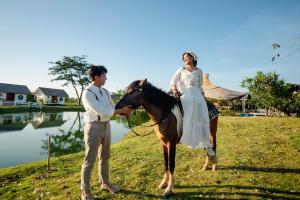 een bruid te paard naast een man bij Plenary Khao Kho in Ban Nong Chaeng